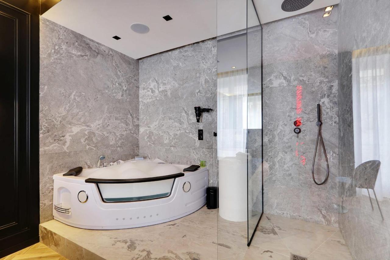 Couples Getaway Unit With Jacuzzi - City Center Paris Dış mekan fotoğraf