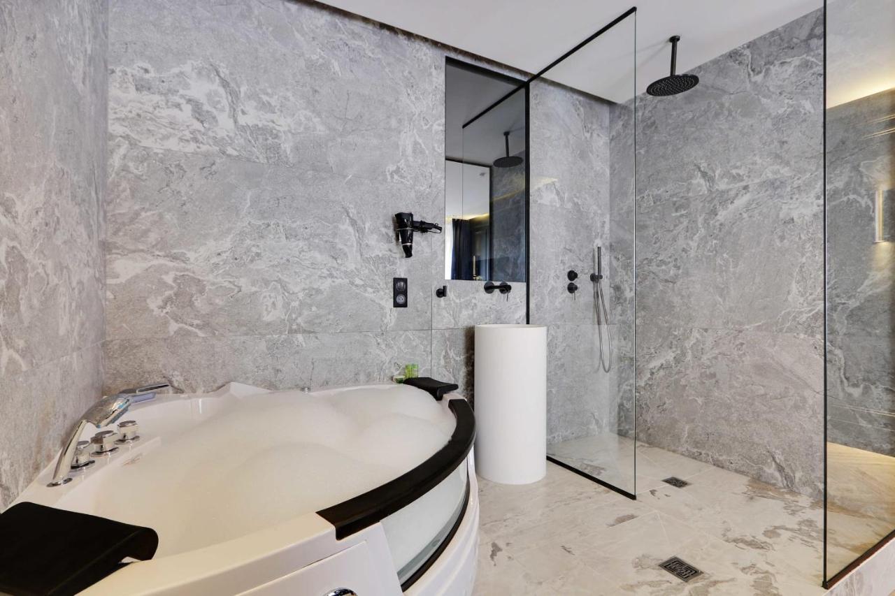 Couples Getaway Unit With Jacuzzi - City Center Paris Dış mekan fotoğraf