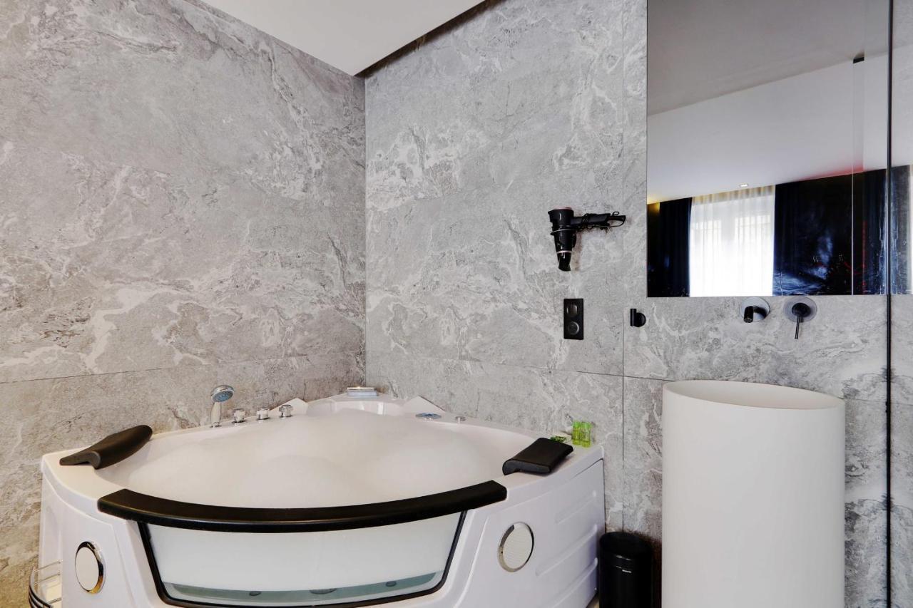 Couples Getaway Unit With Jacuzzi - City Center Paris Dış mekan fotoğraf